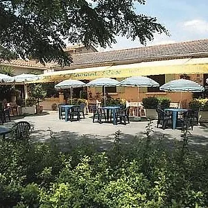 2* Hotel Logis Restaurant Le Flamant Rose Camargue